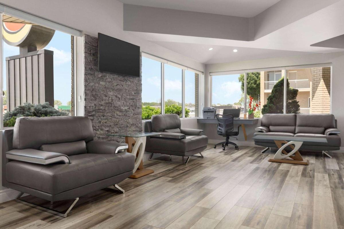 Super 8 by Wyndham Windsor/Dougall - Housity