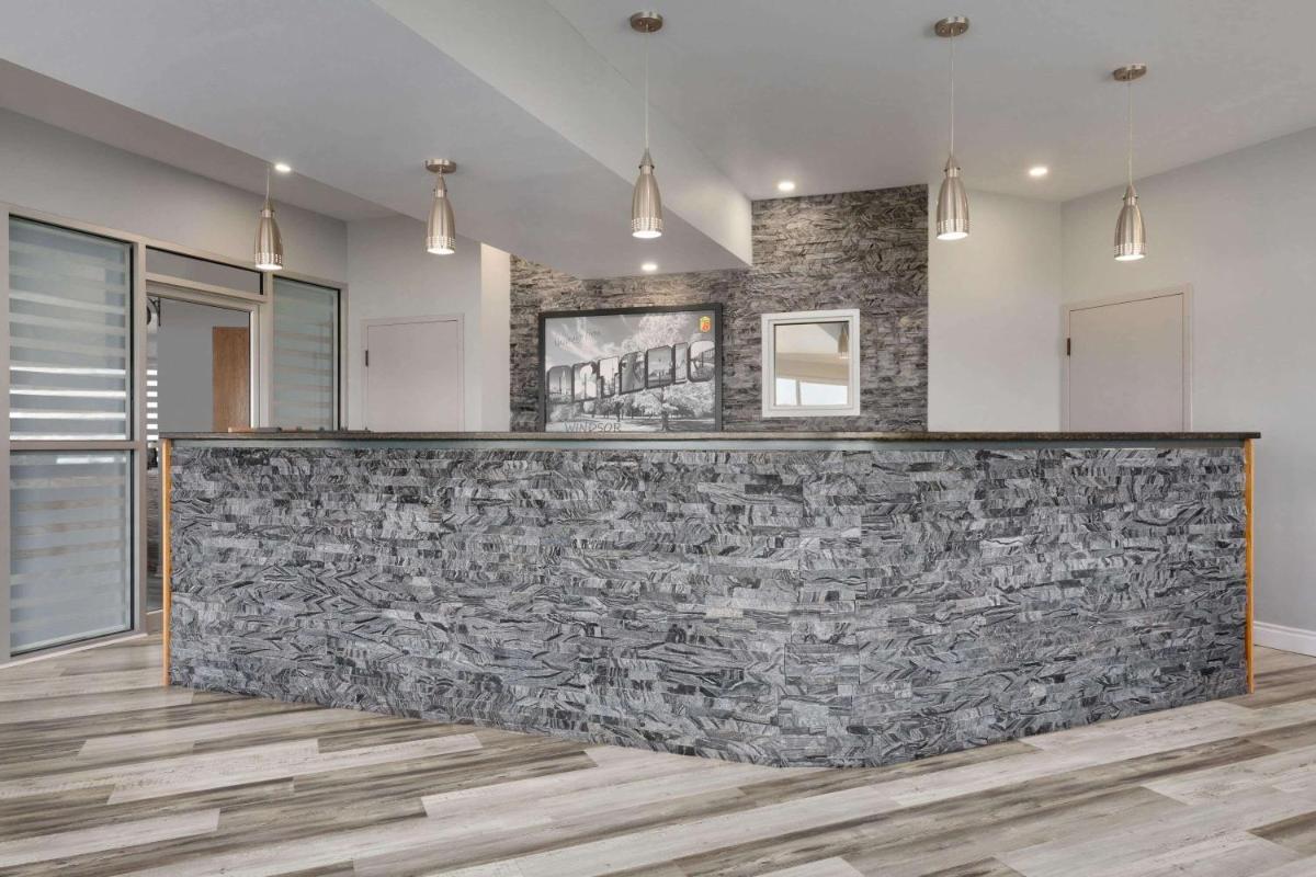 Super 8 by Wyndham Windsor/Dougall - Housity