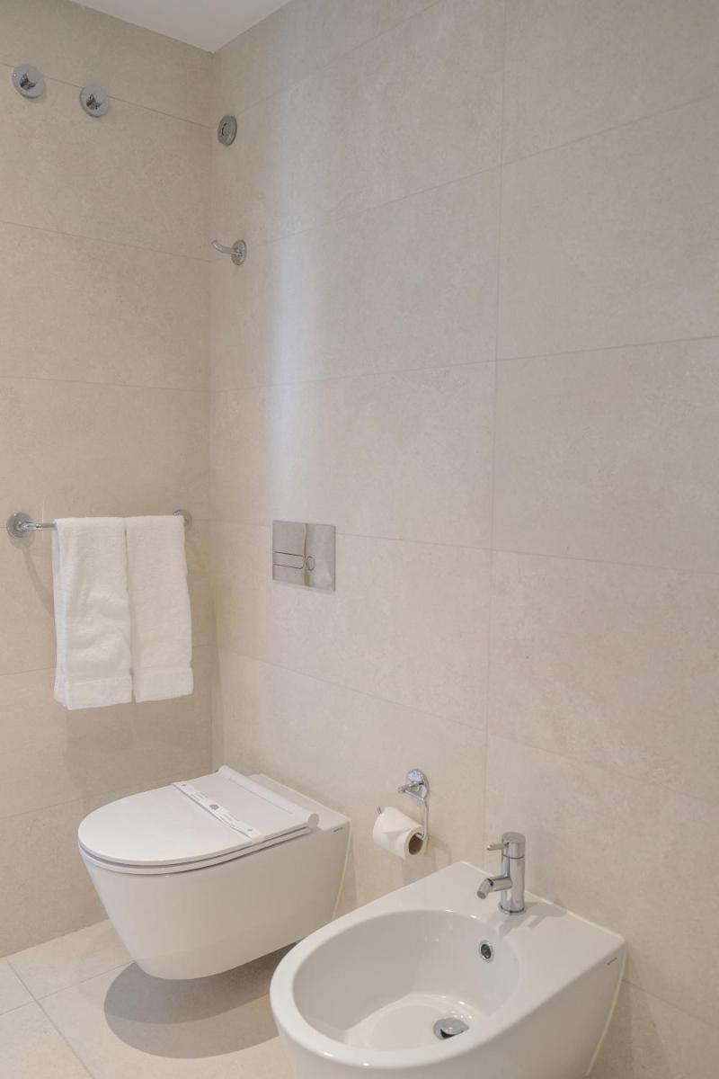 Uma casa de banho em Hotel Vouga