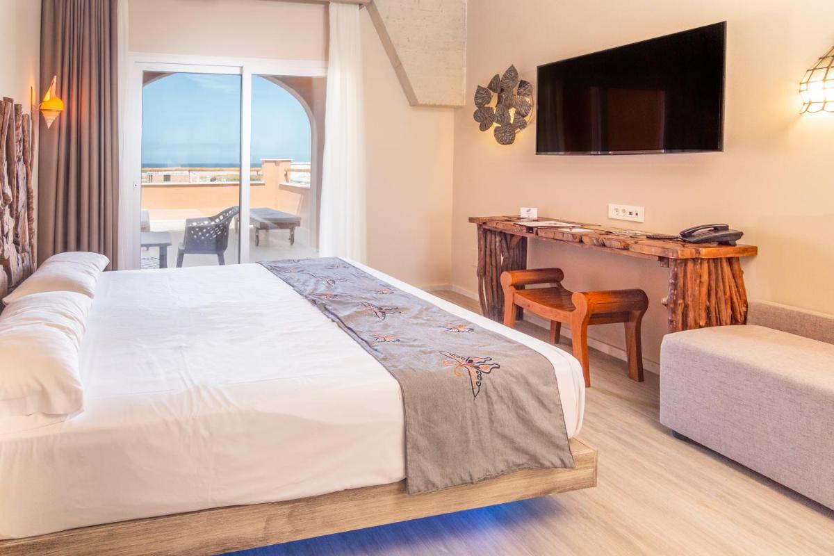 Cama o camas de una habitación en Tarifa Lances by QHotels