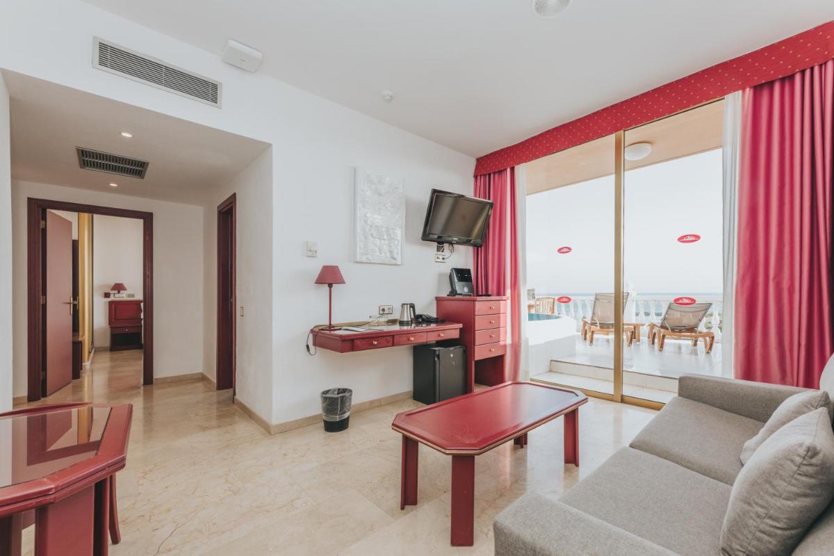 una sala de estar con un sofá y una mesa en Hotel Cleopatra Palace, en Playa de las Américas