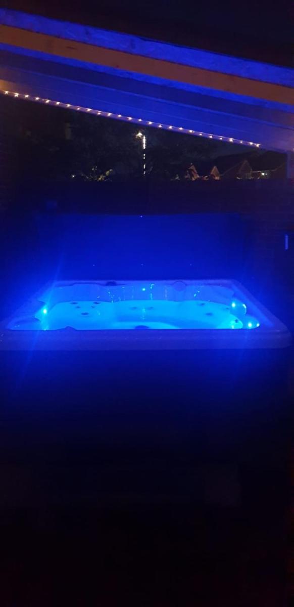 Romantic Break for 2 with Hot Tub - Housity
