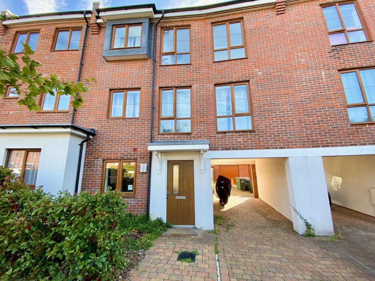 Basingstoke Townhouse Near Hospital - Housity