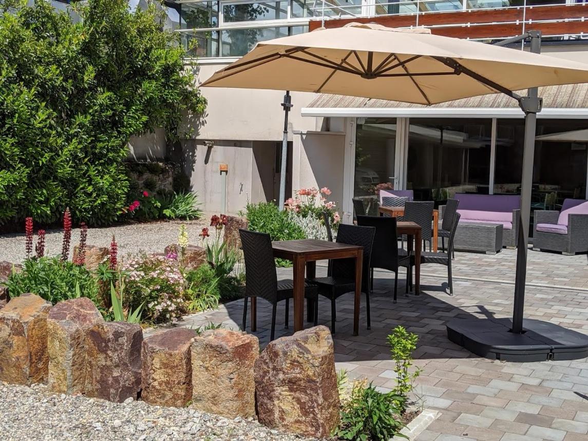 Jardin de l'établissement Logis Hôtel Regina