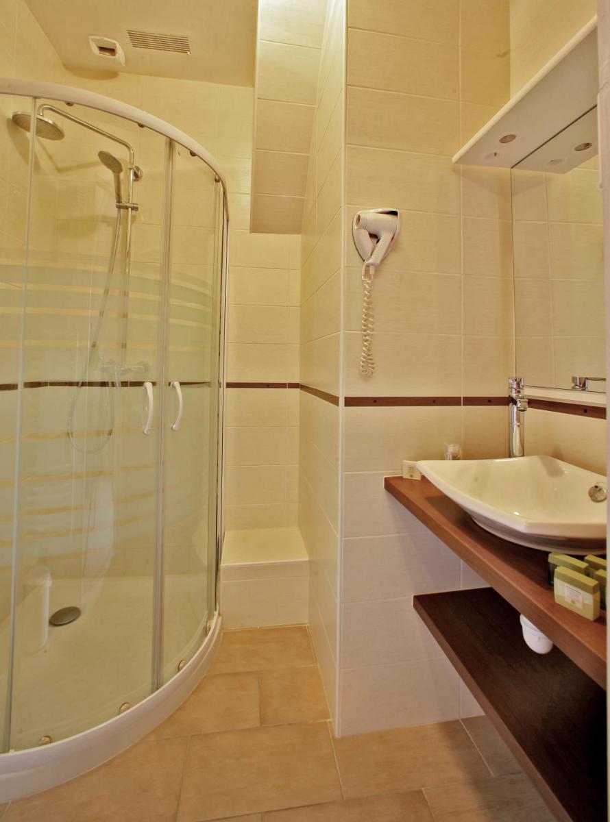 Salle de bains dans l'établissement Hotel Restaurant Laborderie