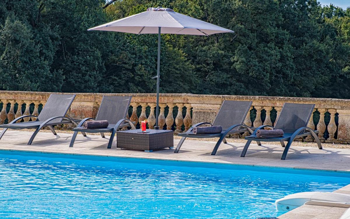 Piscine de l'établissement Château de Tressé ou située à proximité