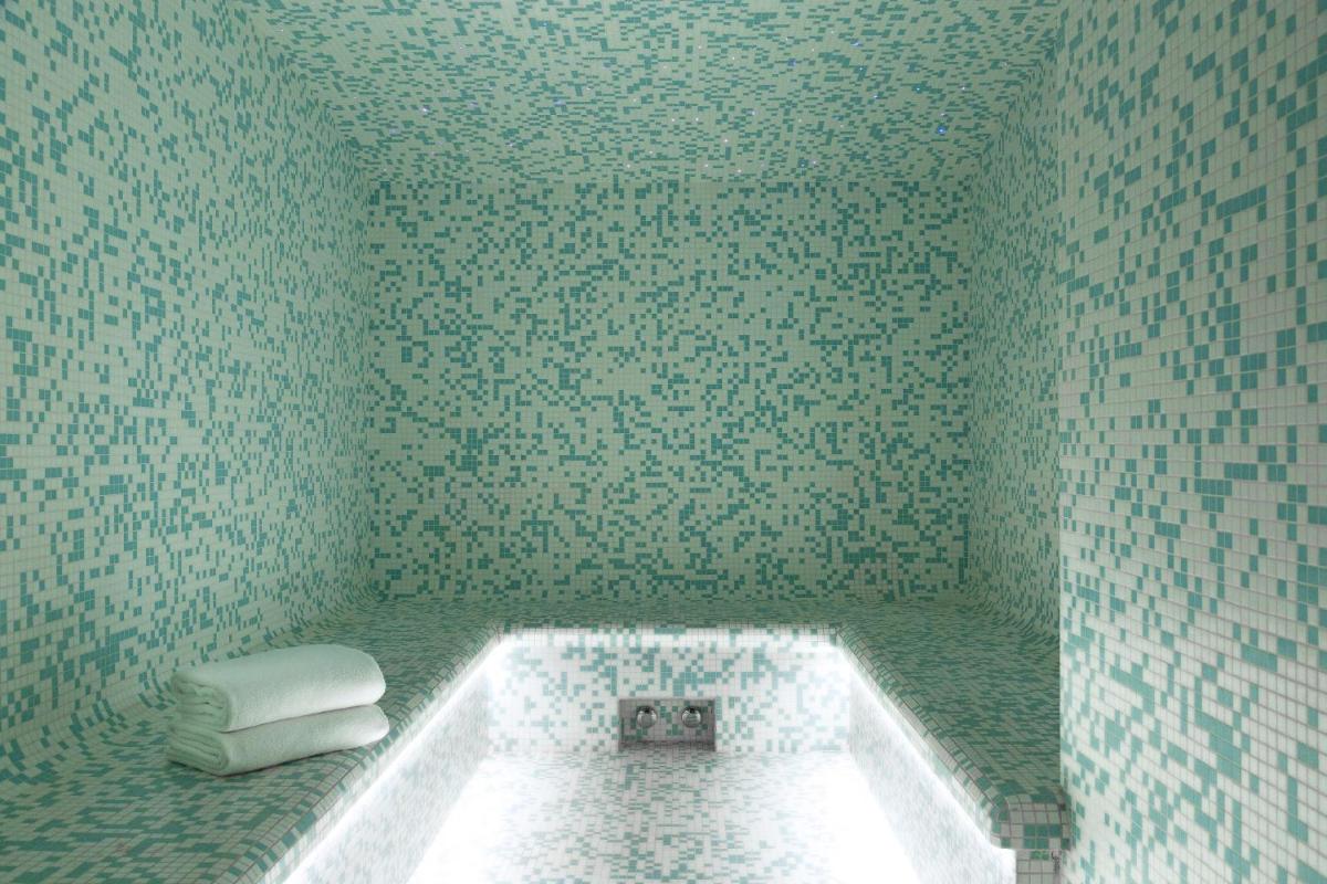 Salle de bains dans l'établissement Heliopic Hotel & Spa