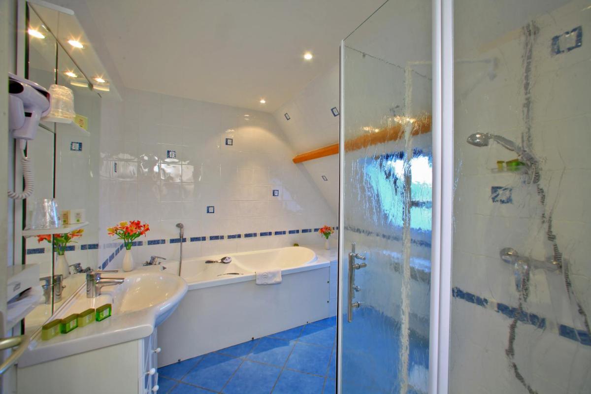 Salle de bains dans l'établissement Hotel Restaurant Laborderie