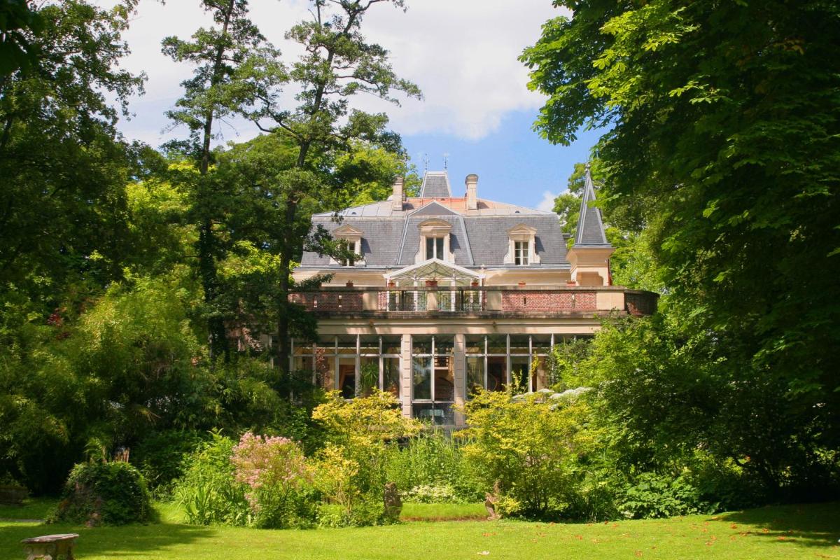 une grande maison au milieu d'un jardin dans l'établissement Les Jardins d'Epicure, à Bray-et-Lû