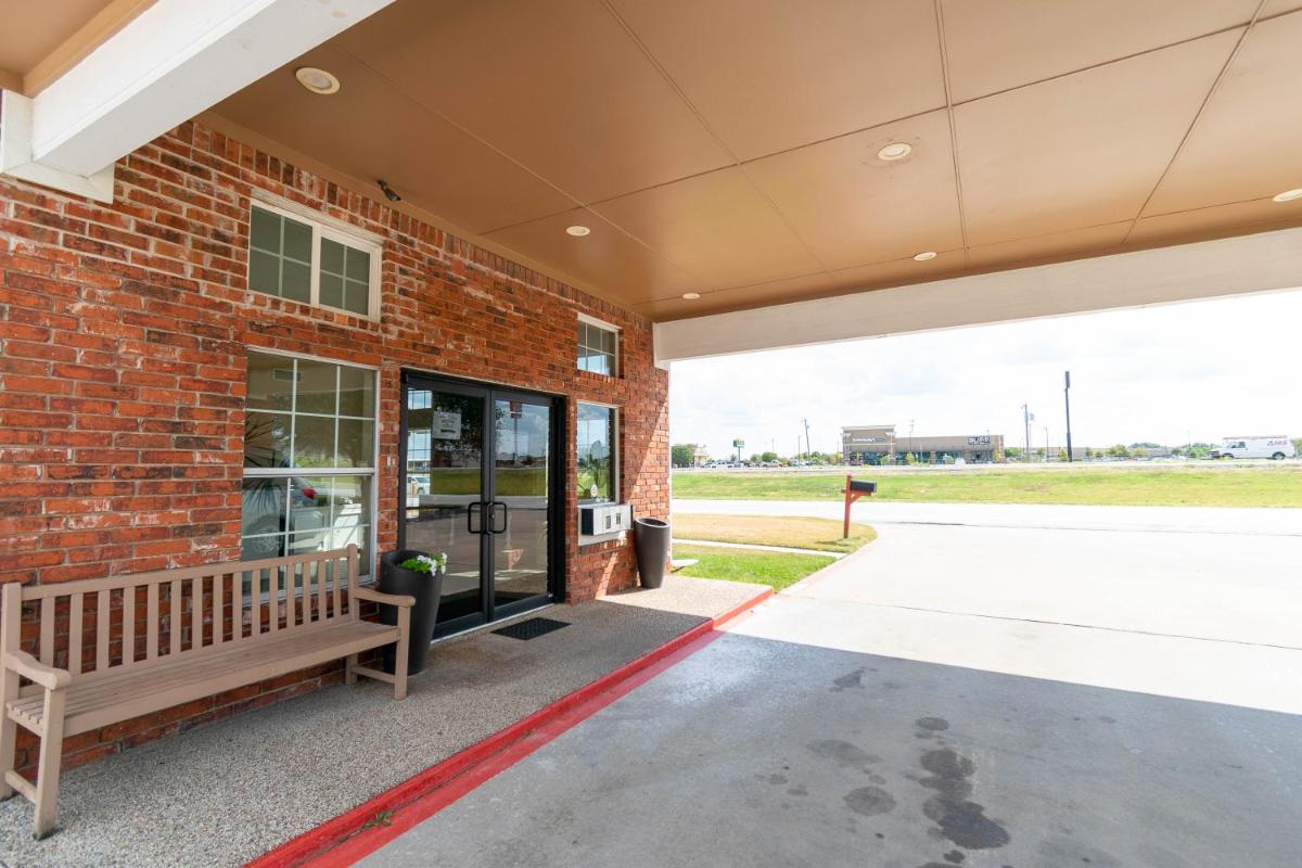 Countryside Inn - Housity