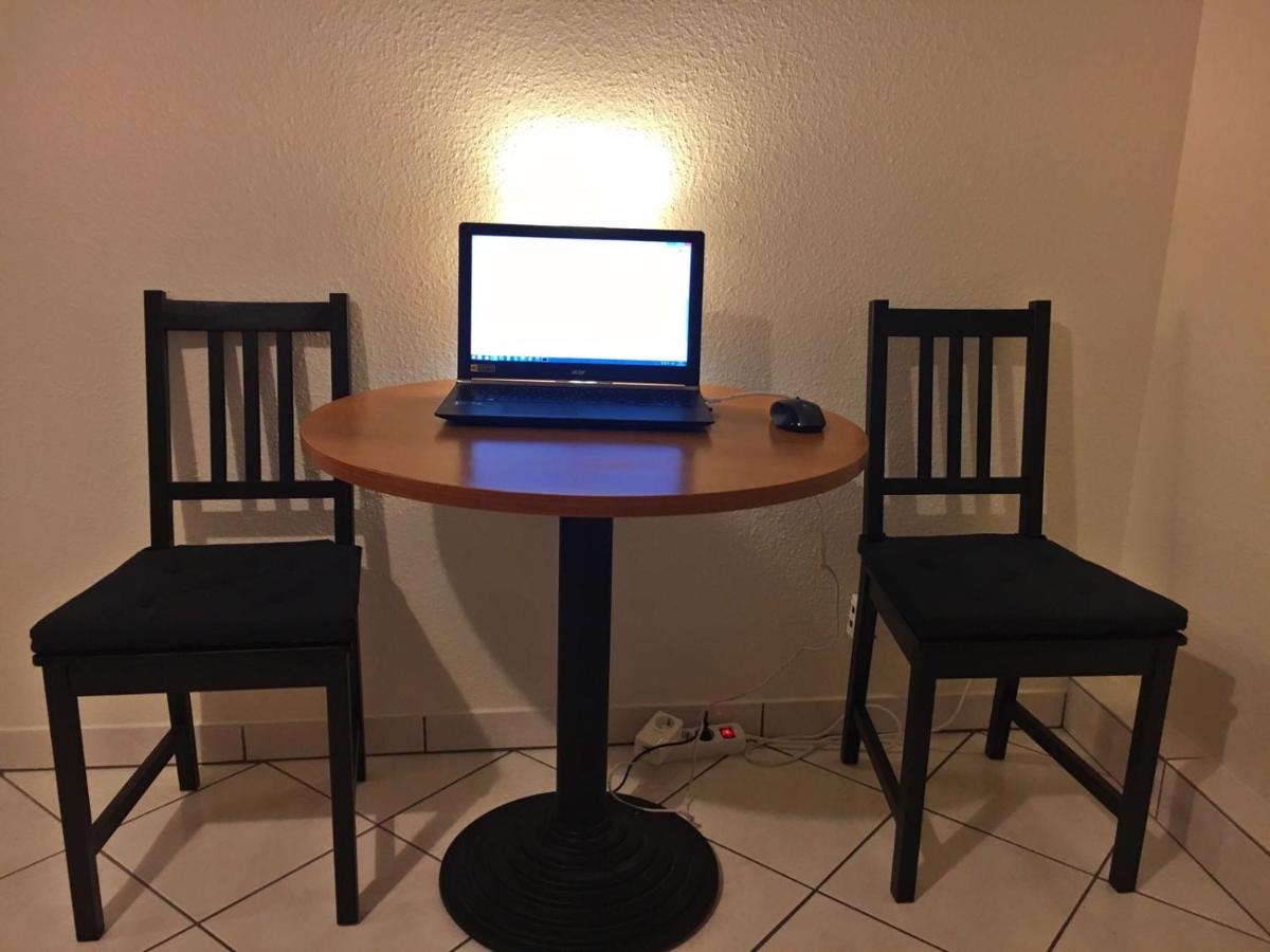 Cozy Studio Apart - King Bed - Netflix - Projector - Fast Wi-Fi - Housity