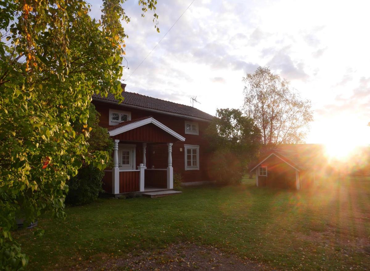 Traditional old swedish cottage - Housity