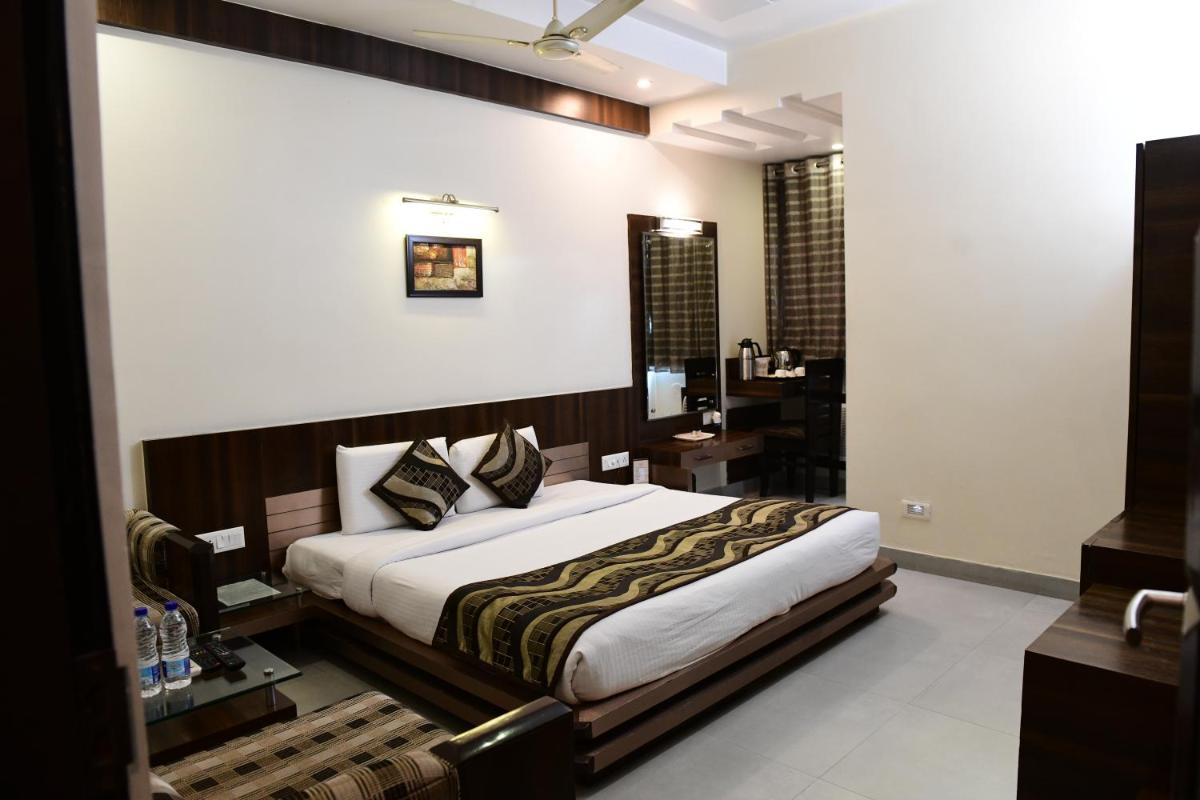 Hotel Ravisha Continental - Housity