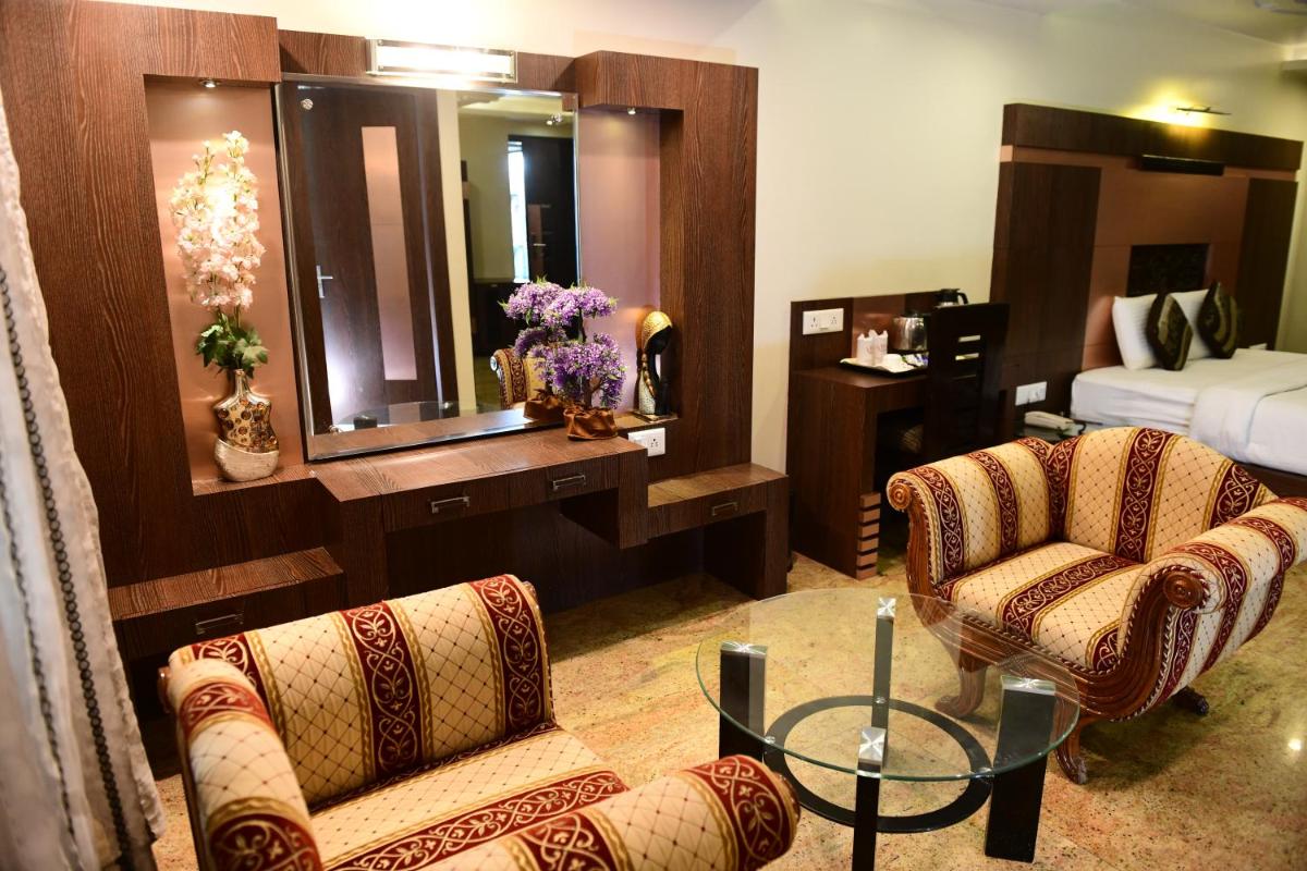 Hotel Ravisha Continental - Housity