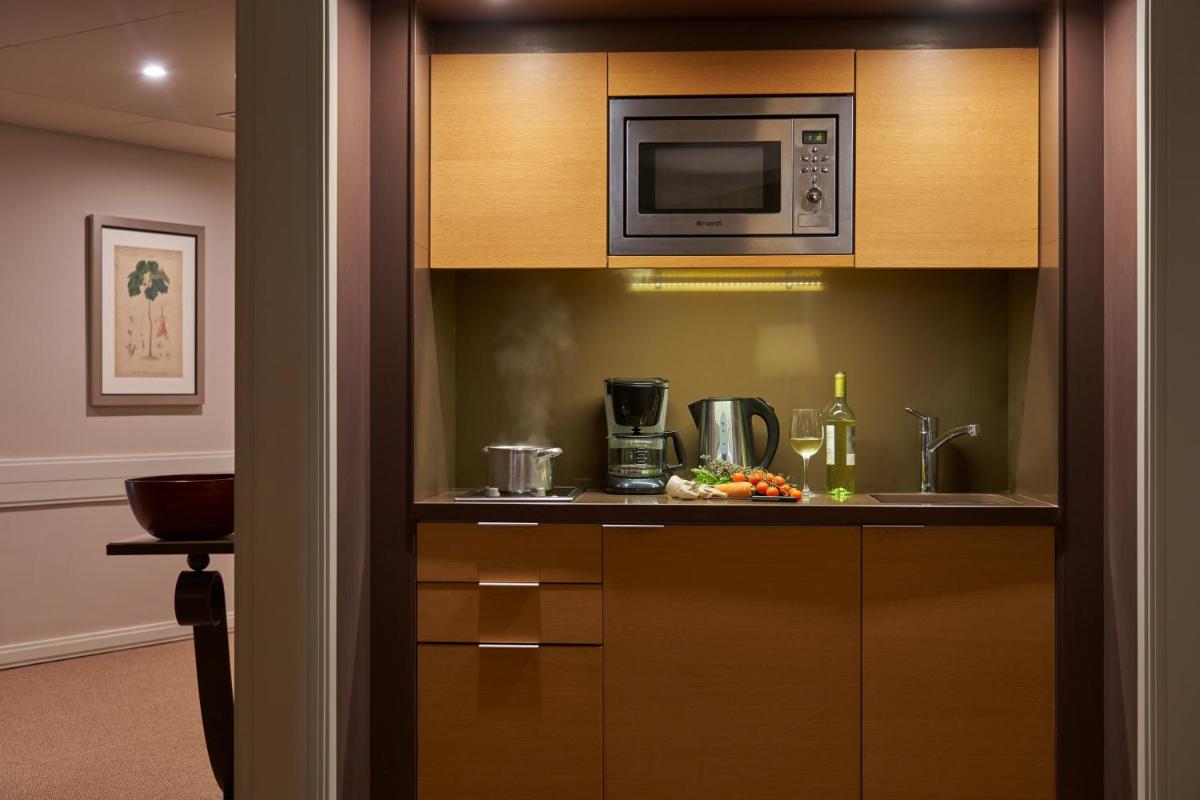 A cozinha ou kitchenette de Suite Hotel Eden Mar - PortoBay