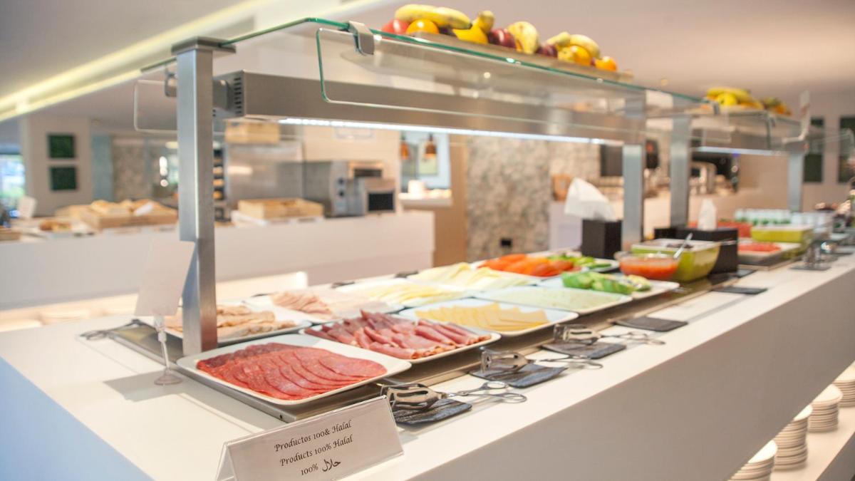 Comida en o cerca de este hotel