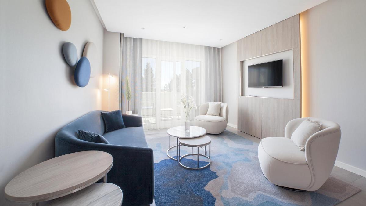Una sala de estar con dos sillas y una mesa. en Alanda Marbella Hotel & Wellness, en Marbella
