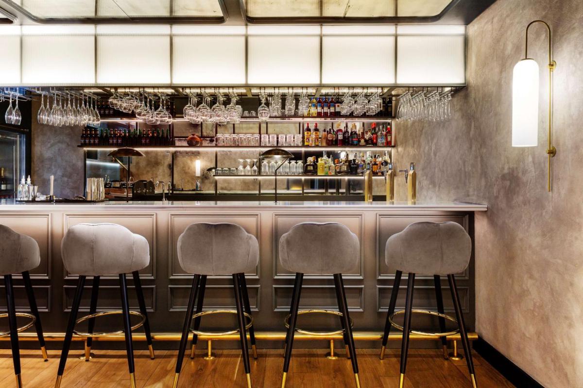 El salón o zona de bar de Radisson Blu Hotel, Madrid Prado