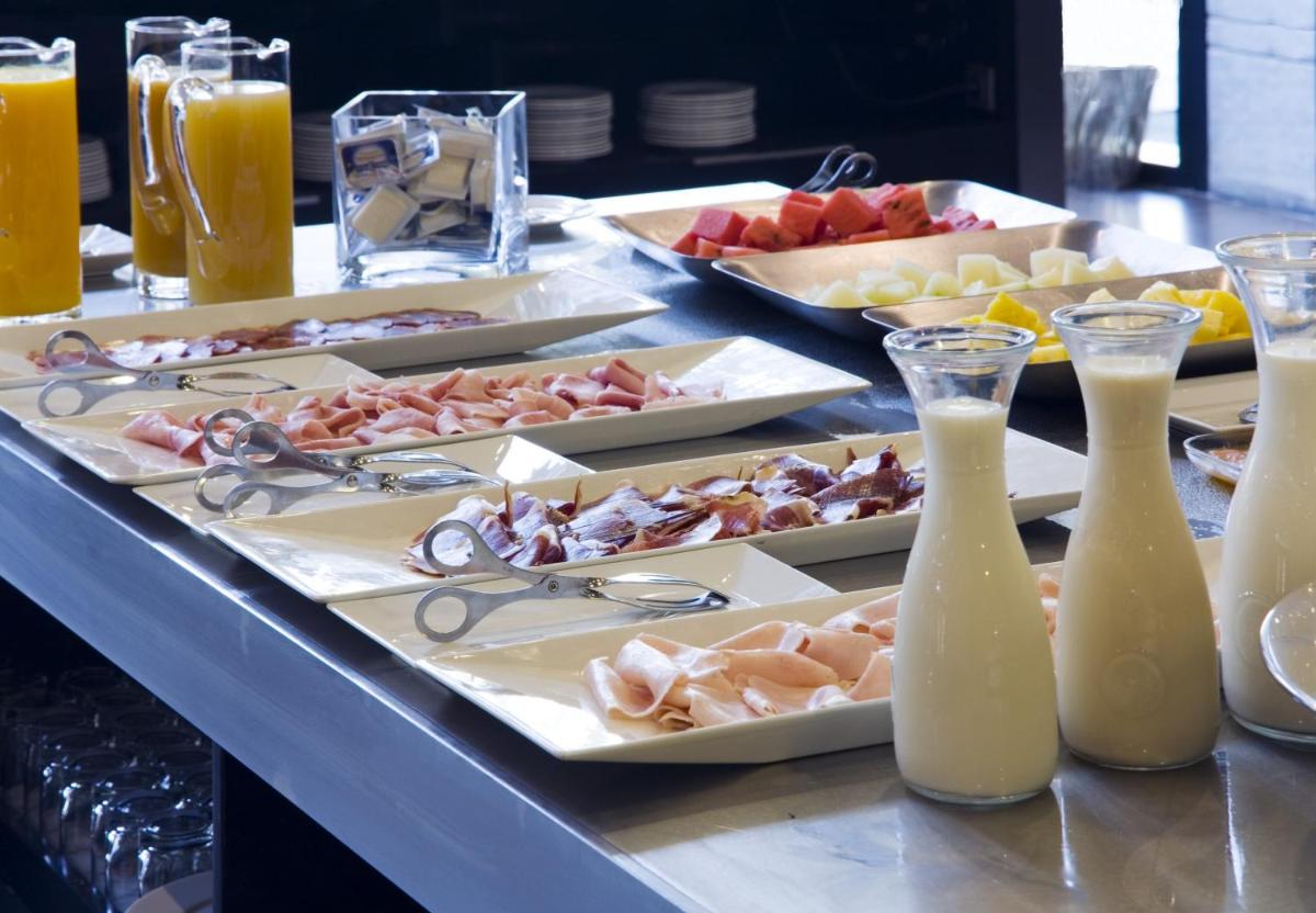Comida en o cerca de este hotel