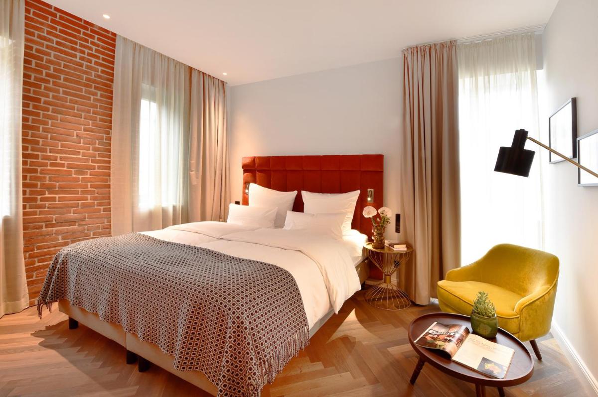 Ein Bett oder Betten in einem Zimmer der Unterkunft Das James