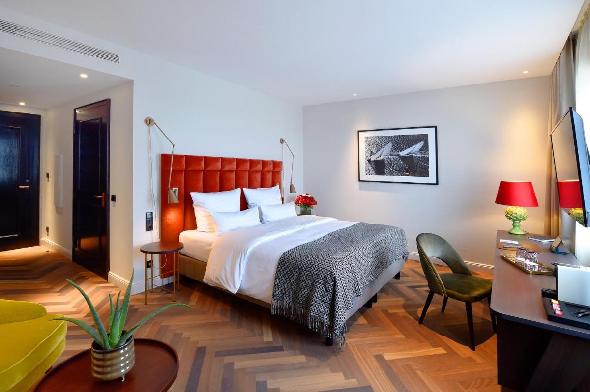 Ein Bett oder Betten in einem Zimmer der Unterkunft Das James
