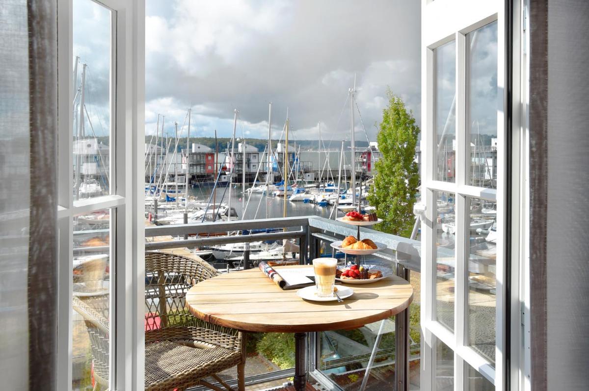 Ein Restaurant oder anderes Speiselokal in der Unterkunft Das James