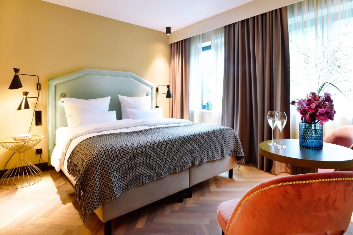 Ein Bett oder Betten in einem Zimmer der Unterkunft Das James