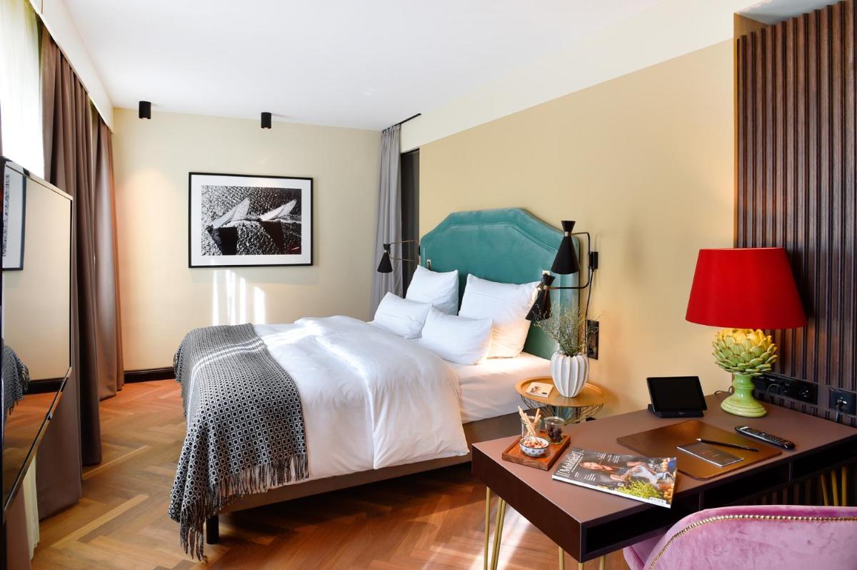 Ein Bett oder Betten in einem Zimmer der Unterkunft Das James
