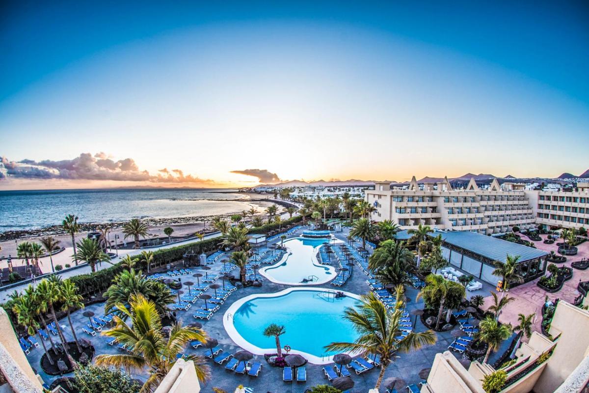 Una vista aérea de un resort con piscina y playa. en Hotel Beatriz Playa & Spa, en Puerto del Carmen
