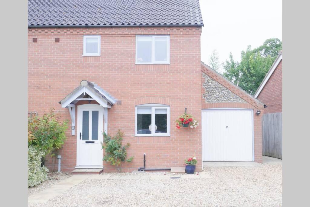 The Croft a lovely town house in the centre of Holt with free PARKING for two cars - Housity