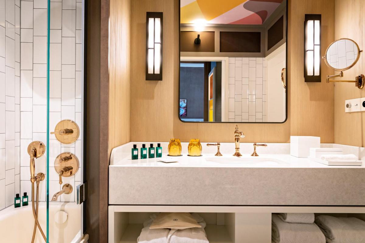 Salle de bains dans l'établissement Sofitel Le Scribe Paris Opera