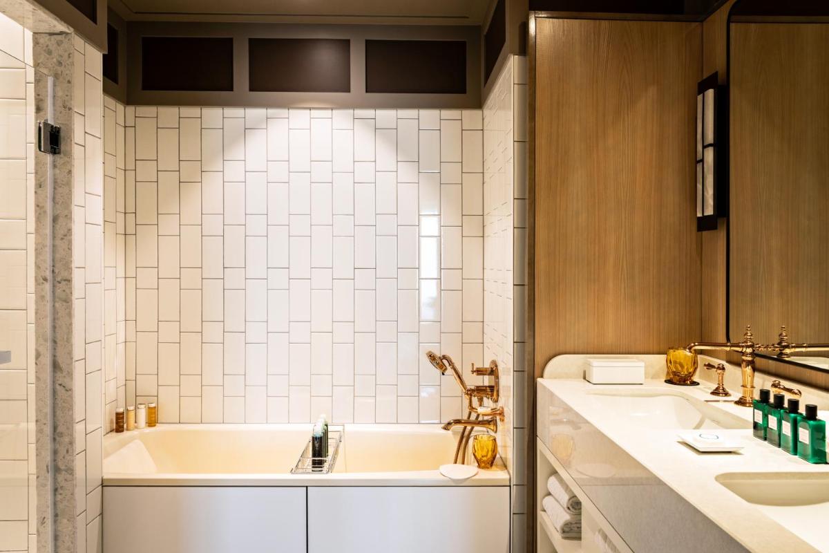 Salle de bains dans l'établissement Sofitel Le Scribe Paris Opera
