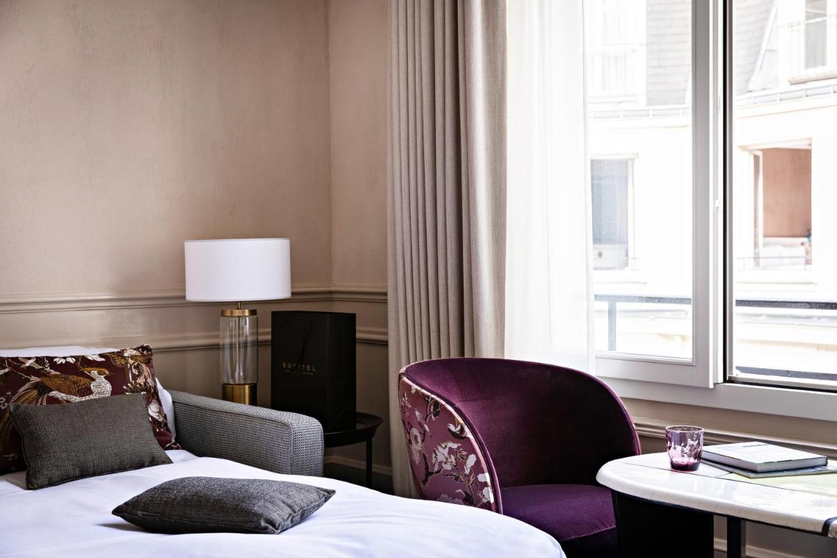 Un ou plusieurs lits dans un hébergement de l'établissement Sofitel Le Scribe Paris Opera