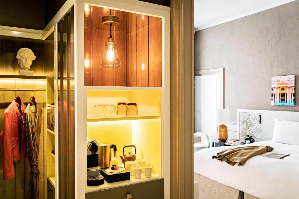 une petite chambre avec un lit et un placard dans l'établissement Sofitel Le Scribe Paris Opera, à Paris
