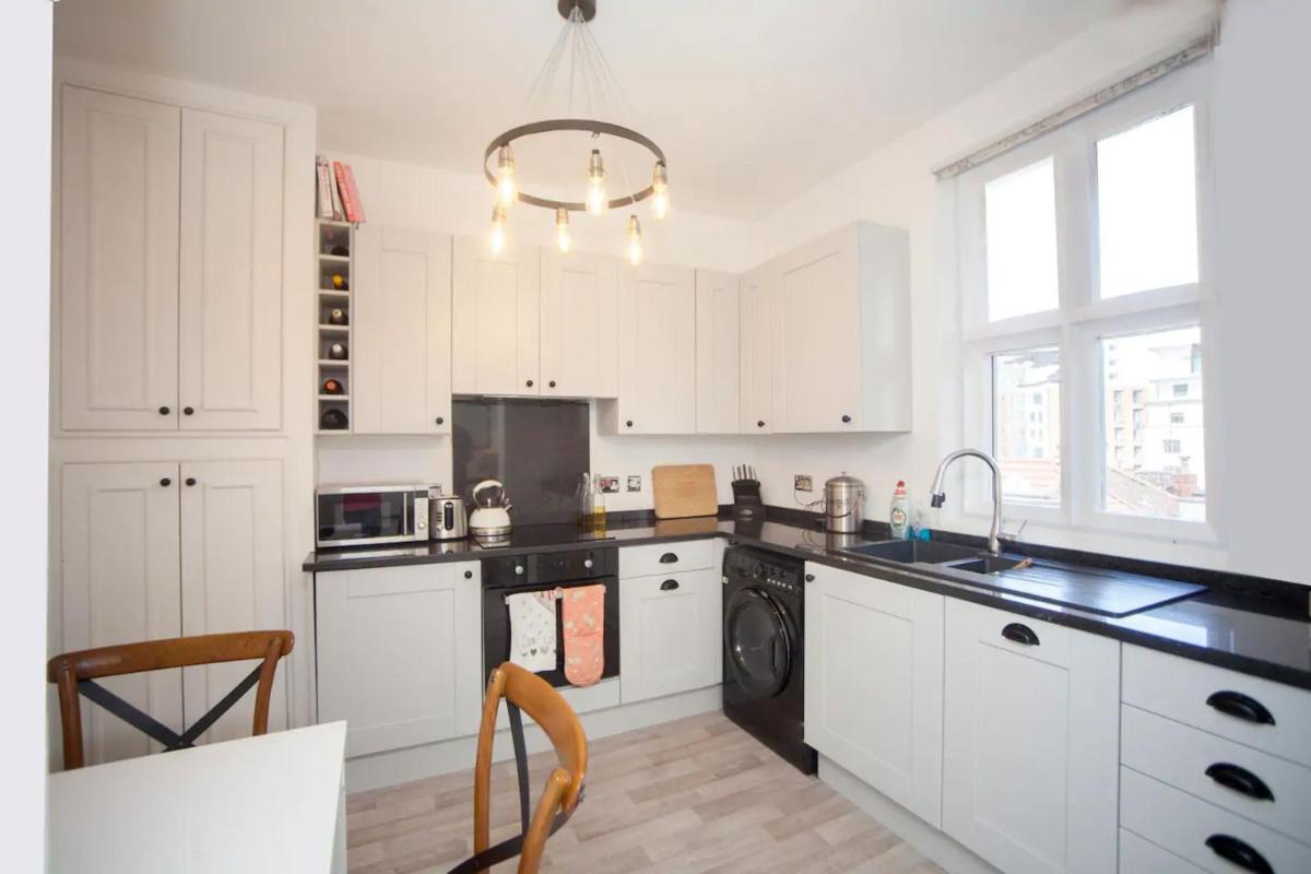 Elegant 1 Bedroom Flat With Period Features in Bristol - Housity