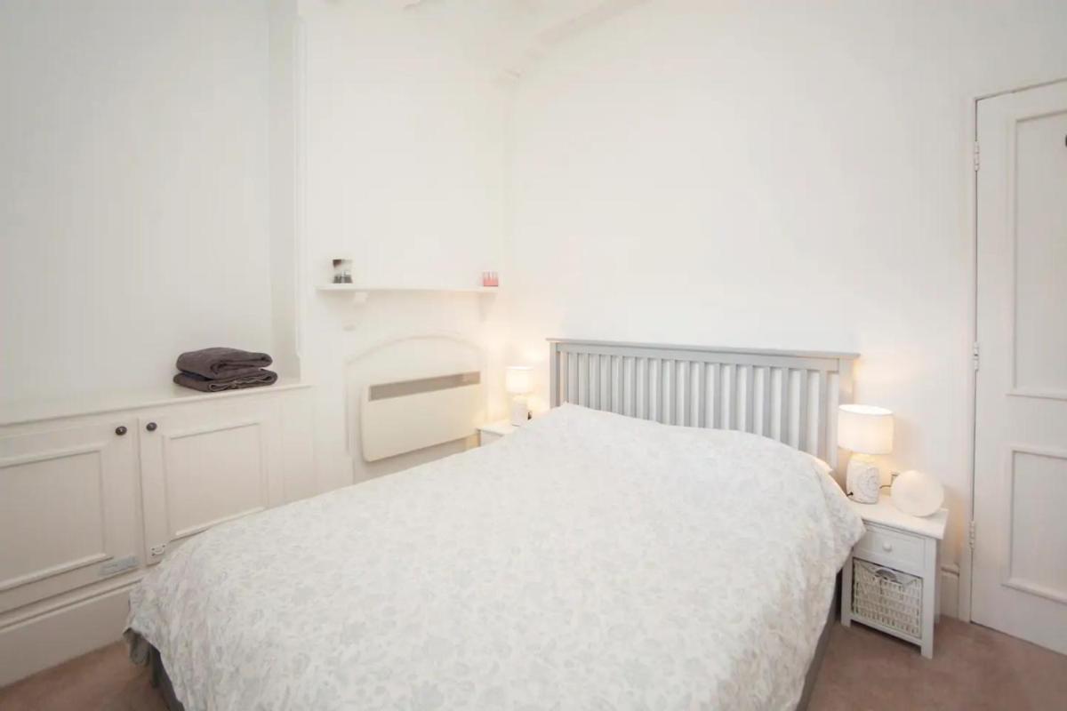 Elegant 1 Bedroom Flat With Period Features in Bristol - Housity