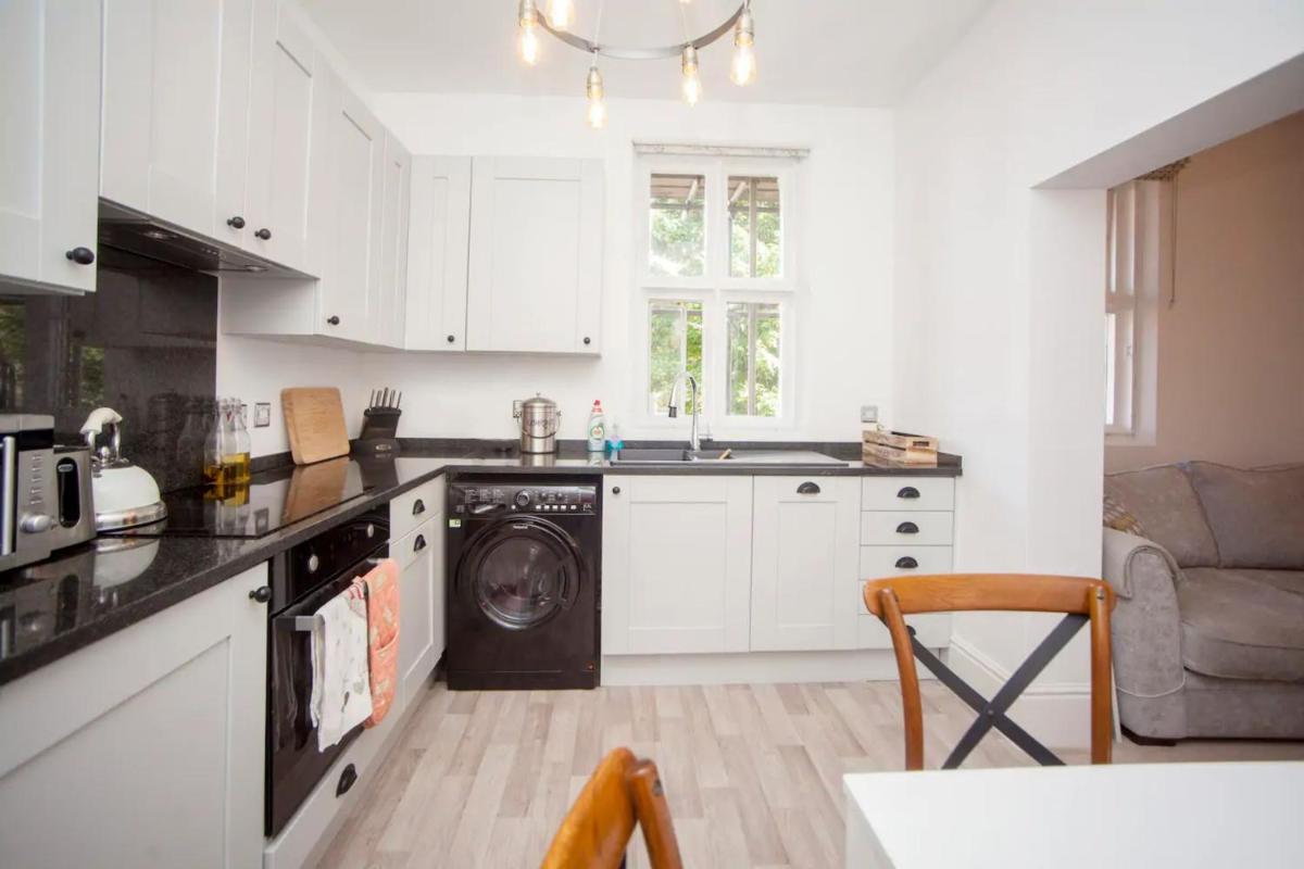 Elegant 1 Bedroom Flat With Period Features in Bristol - Housity