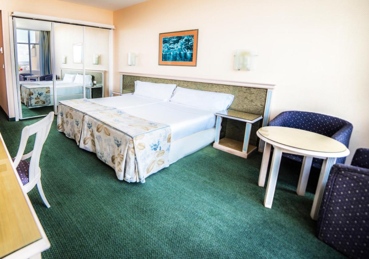 Cama o camas de una habitación en Beatriz Costa & Spa