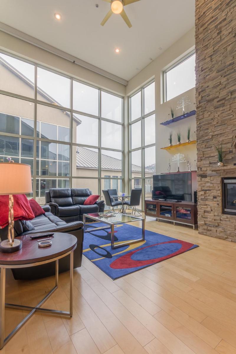 Condo Lofts 6C Fireplace Wifi Hot Tub Laundry Garage - Housity