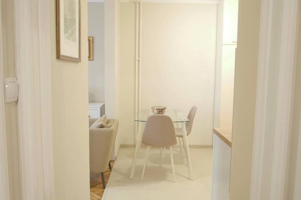 Apartment Art - Housity