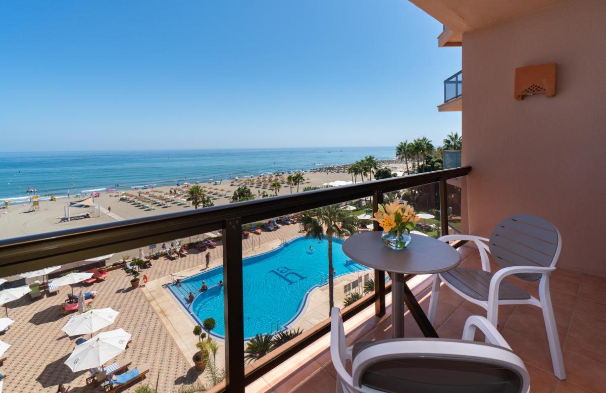Un balcón con vista a la piscina y a la playa. en MS Amaragua, en Torremolinos