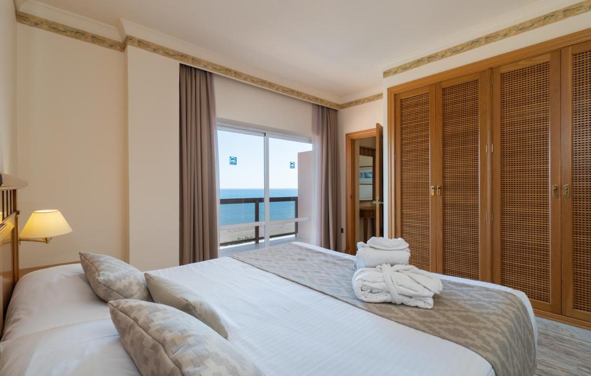 Un dormitorio con una cama grande con toallas. en MS Amaragua, en Torremolinos