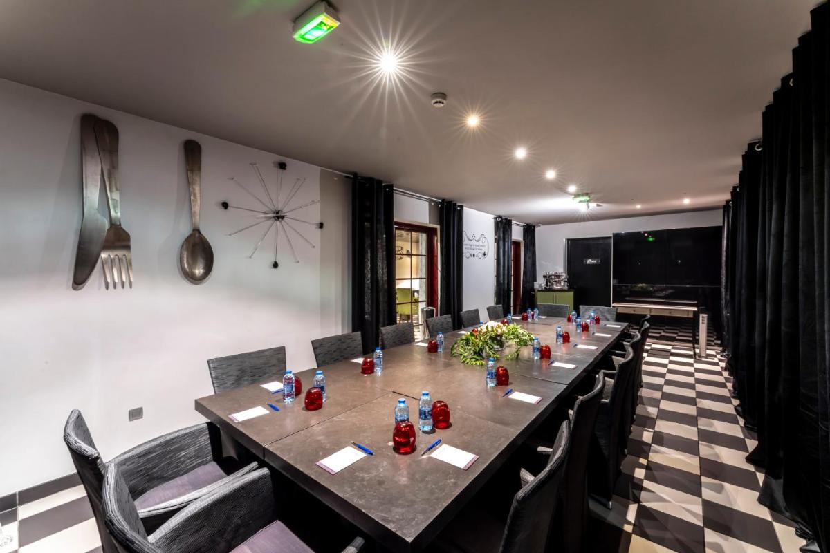 Auberge De Maison Rouge - Housity