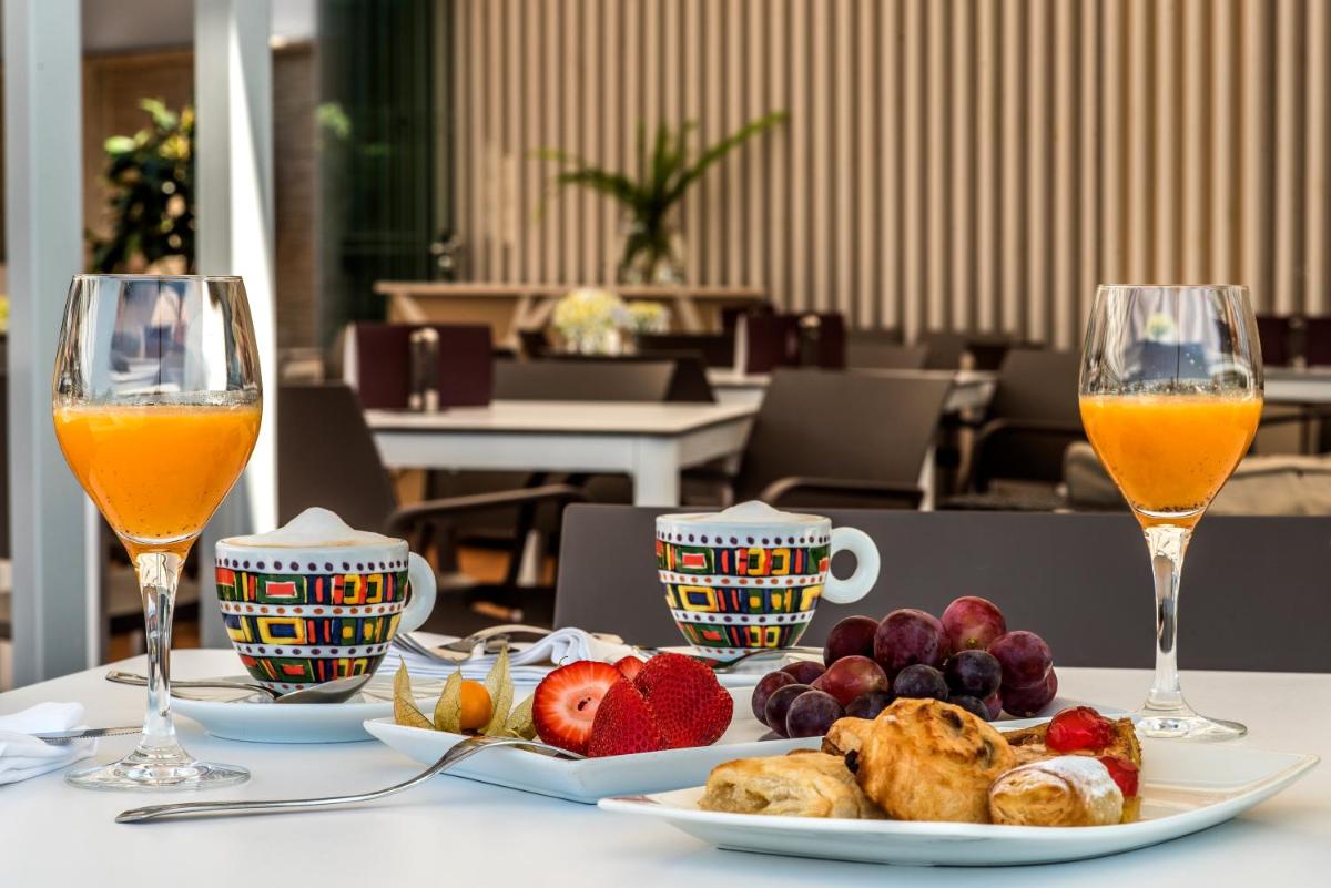 Comida en o cerca de este hotel
