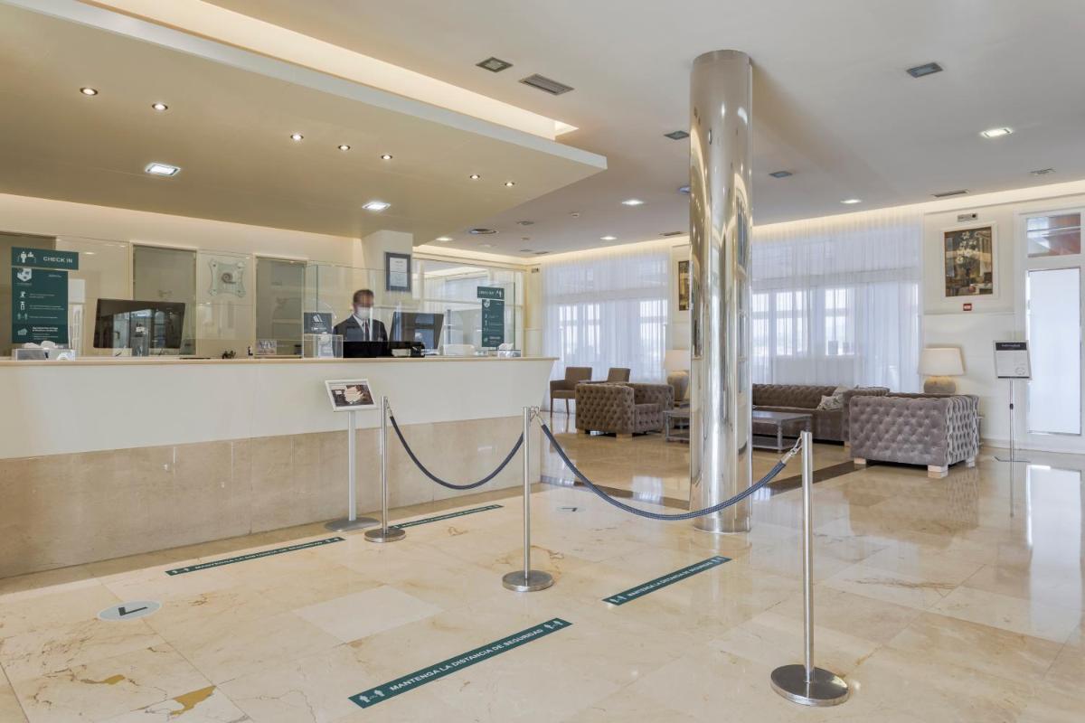 El vestíbulo o zona de recepción de Eurostars Louxo Talaso