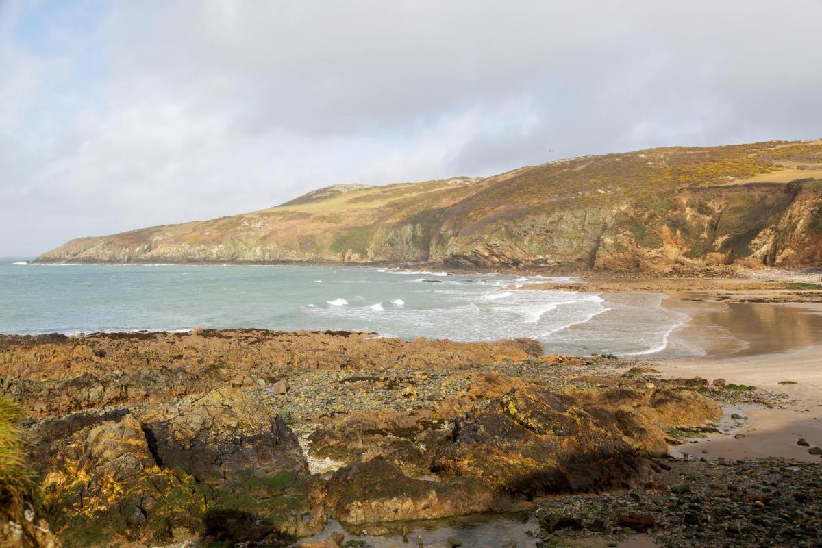 Finest Retreats - Abersant House - Sleeps 6 with Hot Tub - Housity