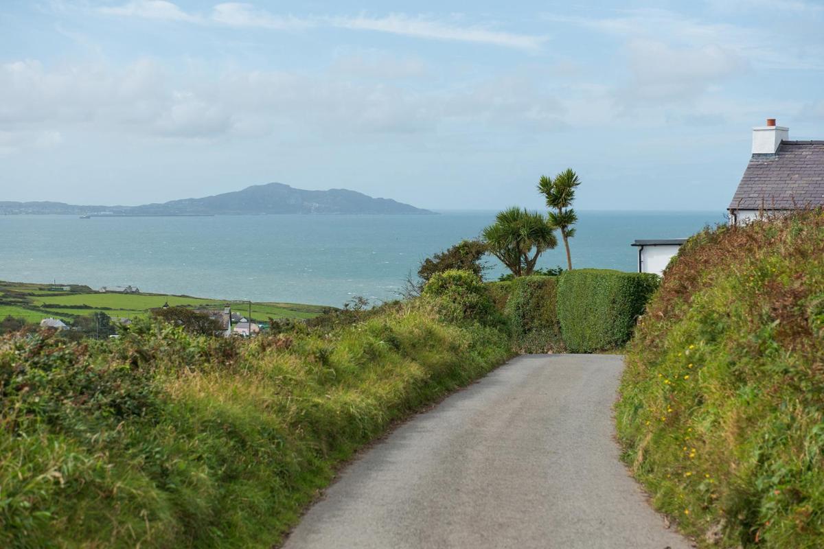 Finest Retreats - Abersant House - Sleeps 6 with Hot Tub - Housity