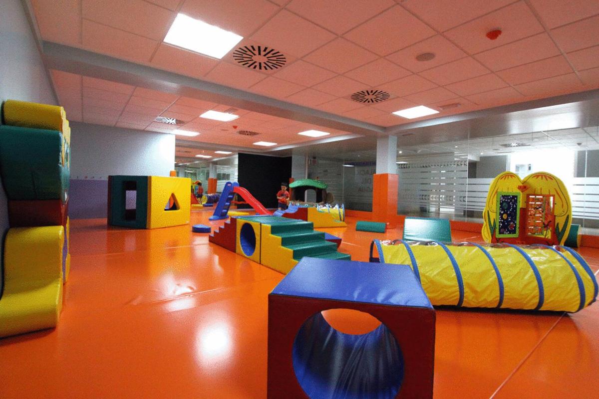 una oficina con sillas coloridas y una zona de juegos en Balneario de Mondariz, en Mondariz-Balneario