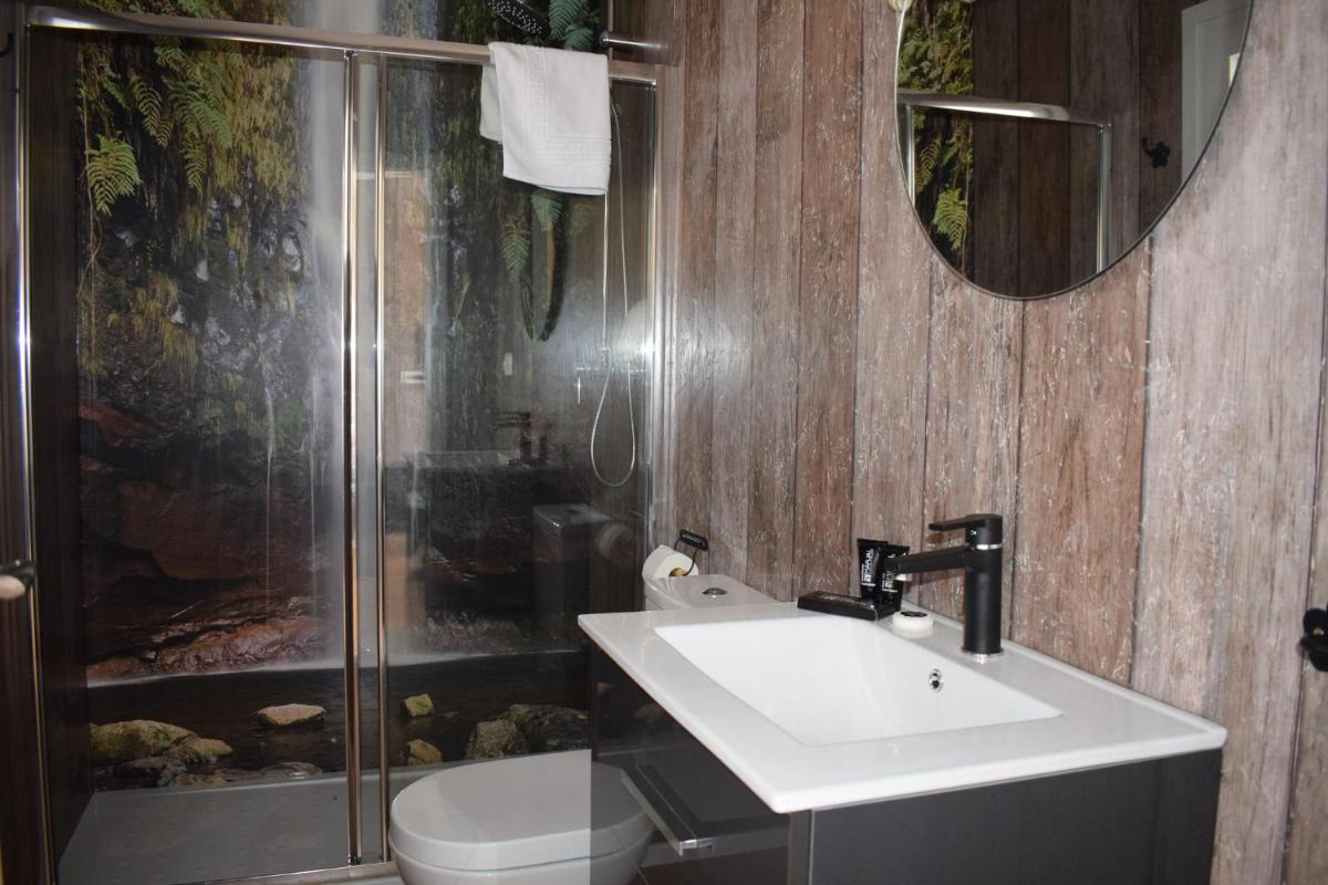 Un baño de Alannia Costa Blanca