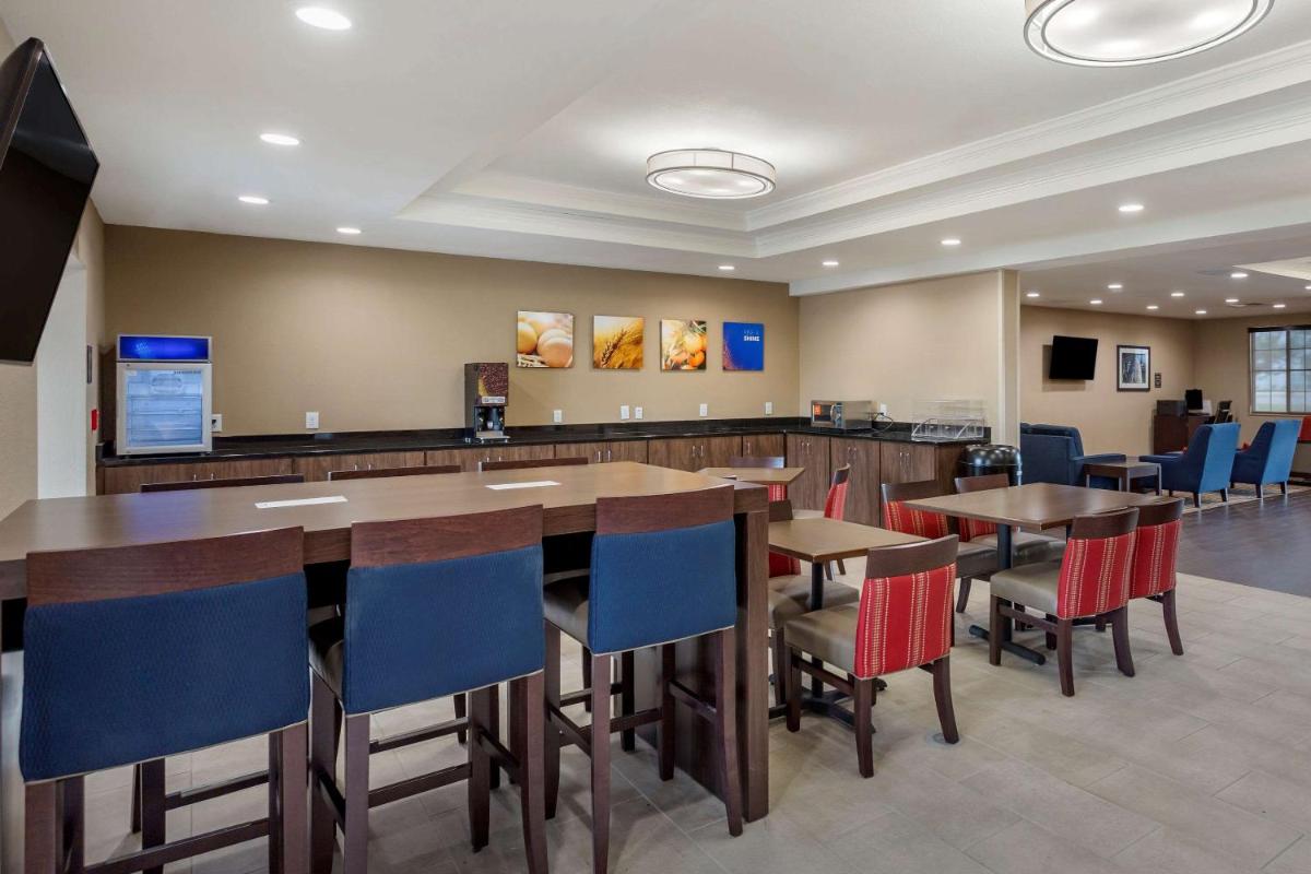 Comfort Suites Clarksville near Governors Square Mall - Housity